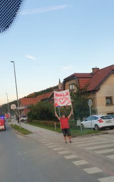 8 Prebivalci Mežice ob cesti izrazili zahvalo gasilcem